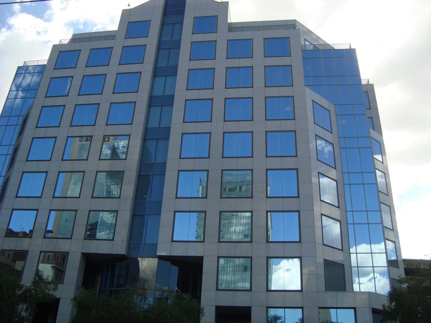 tall building in downtown phoenix